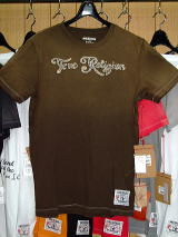 トゥルーリリジョン　Tシャツ - デザイン:TRUE RELIGION カラー:ブラウン(茶)